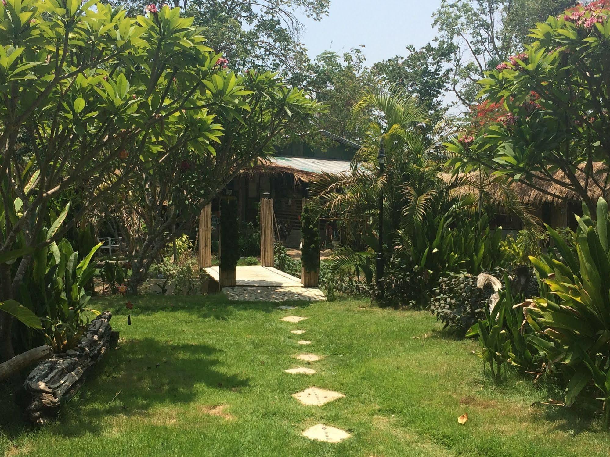 Bamboo Hut Pai