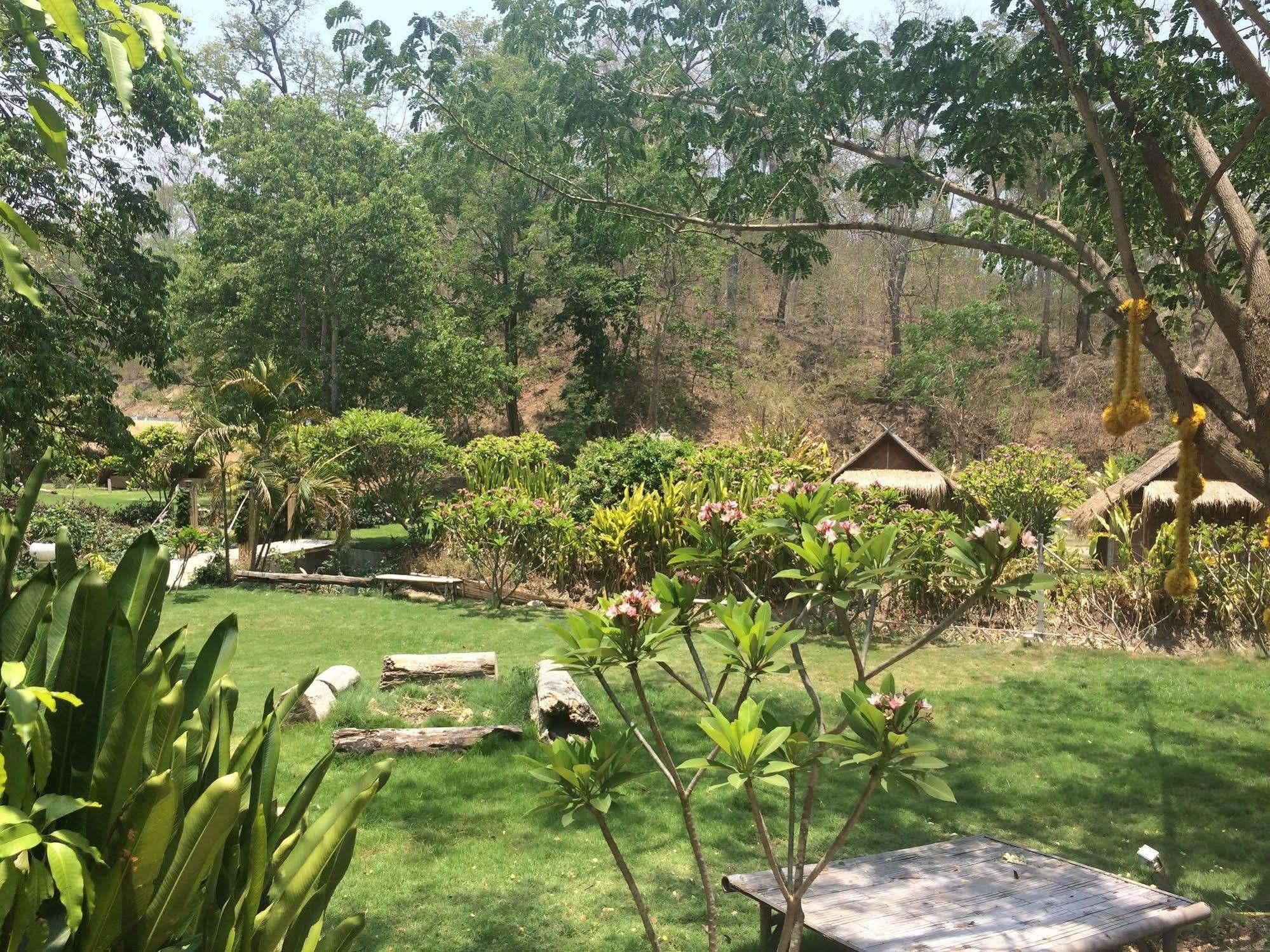 Bamboo Hut Resort *