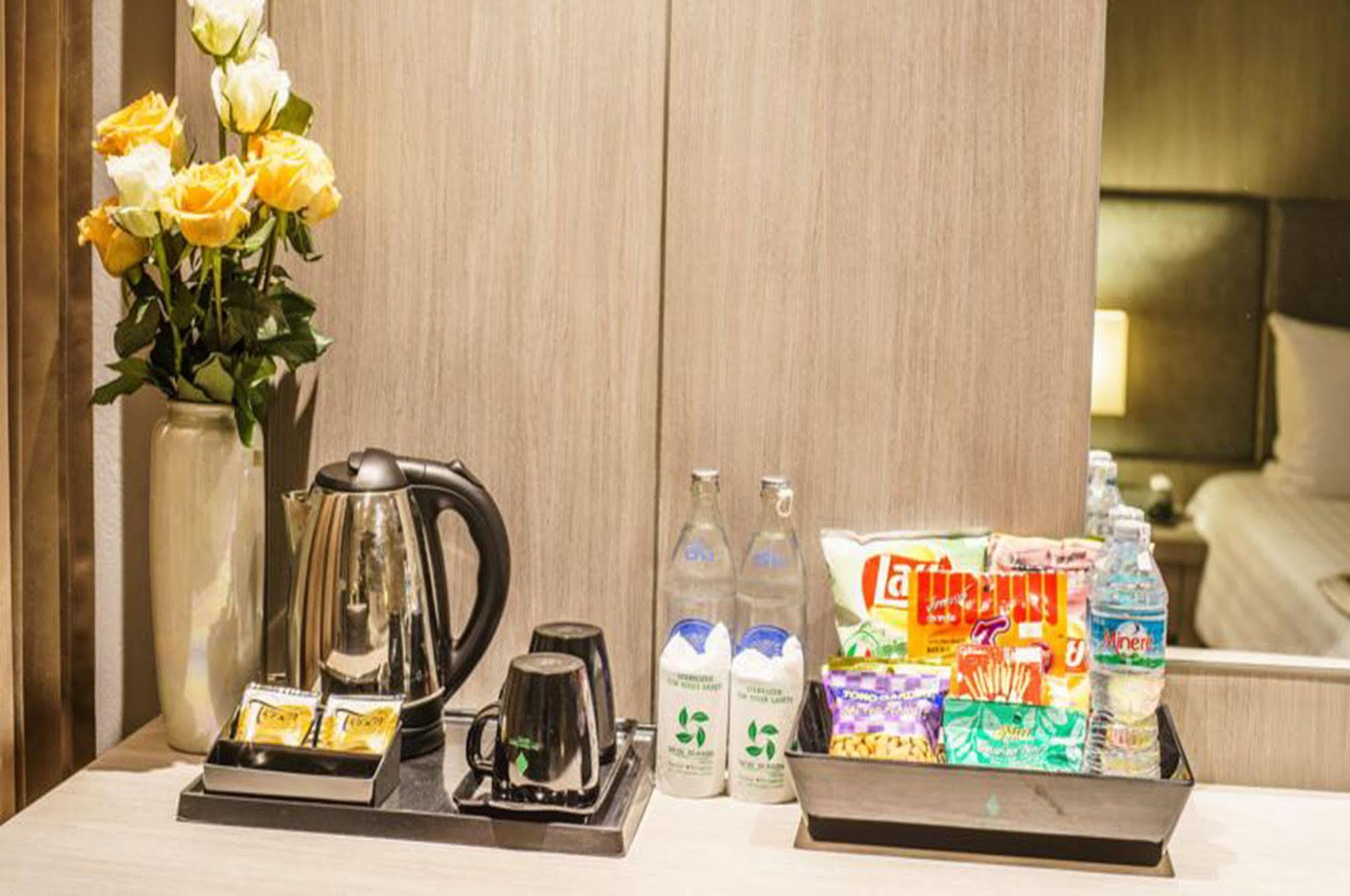 Hotel New Season Square 4*