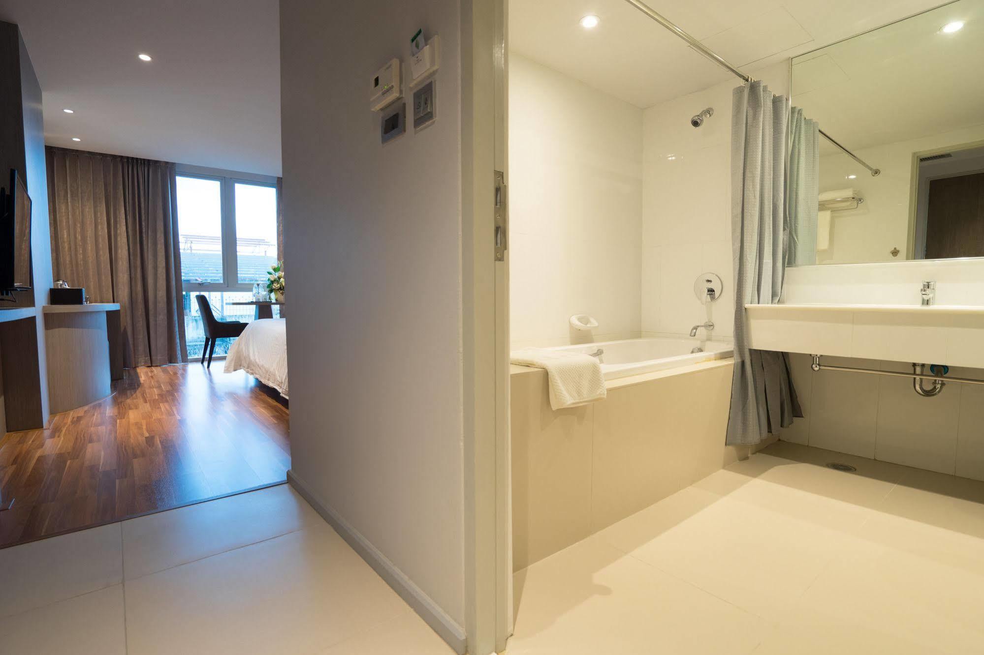 Hotel New Season Square 4*