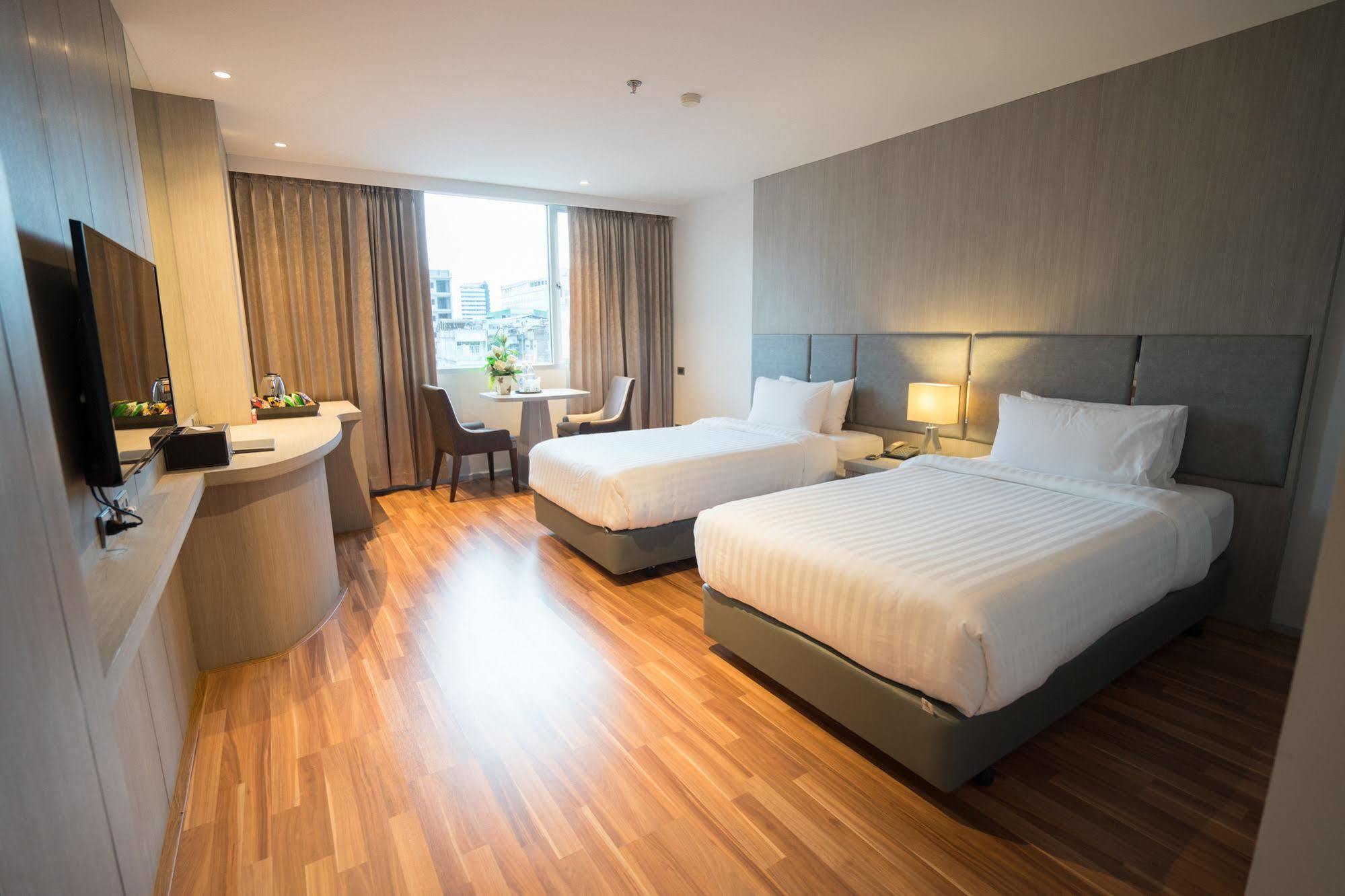 New Season Square Hotel 4*