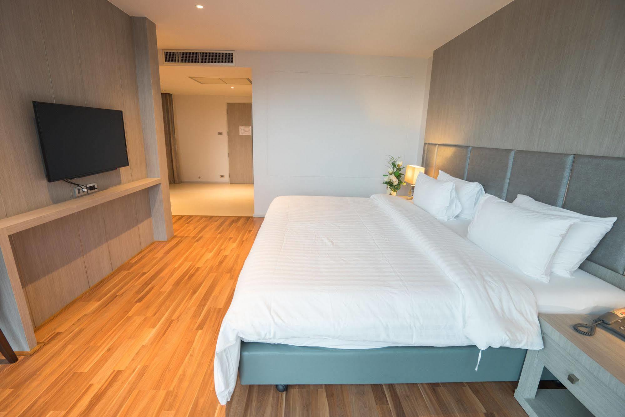 Hotel New Season Square