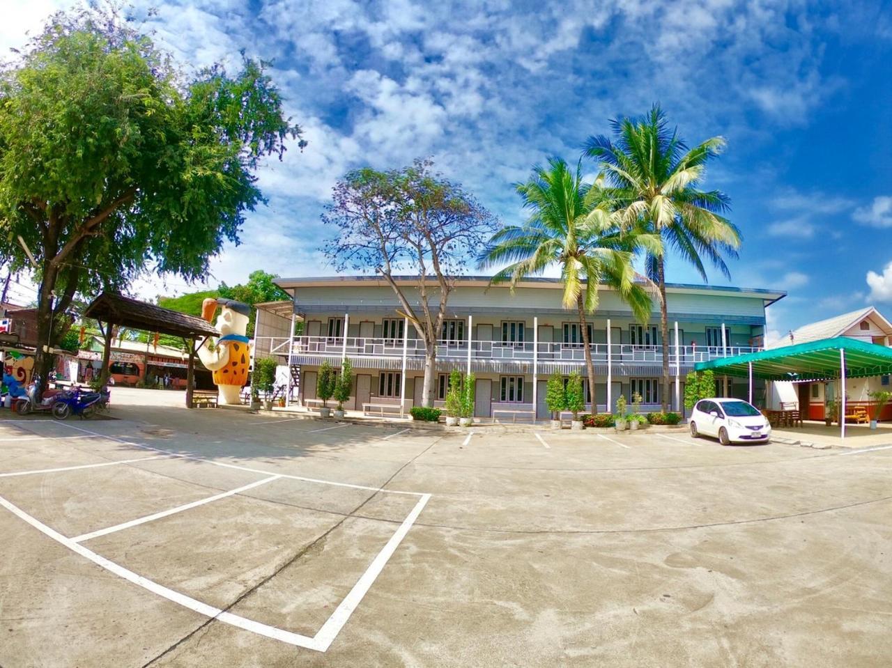 Revolution Hostel *