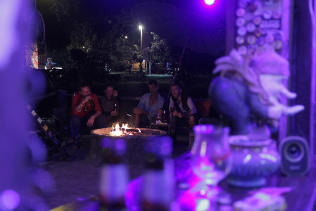Hostel River Jam & *