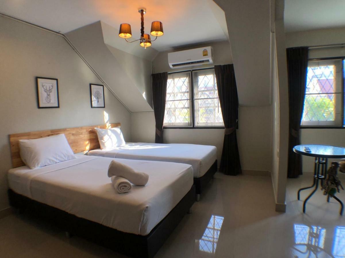 Sumalee Hostel *