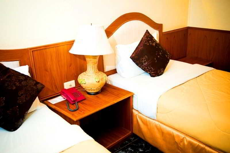 Mr. Mac's Hotel 2*