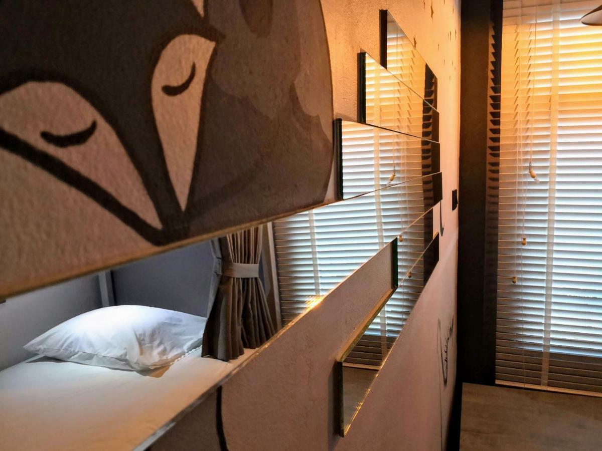 Hostel Asleep By Lantana *