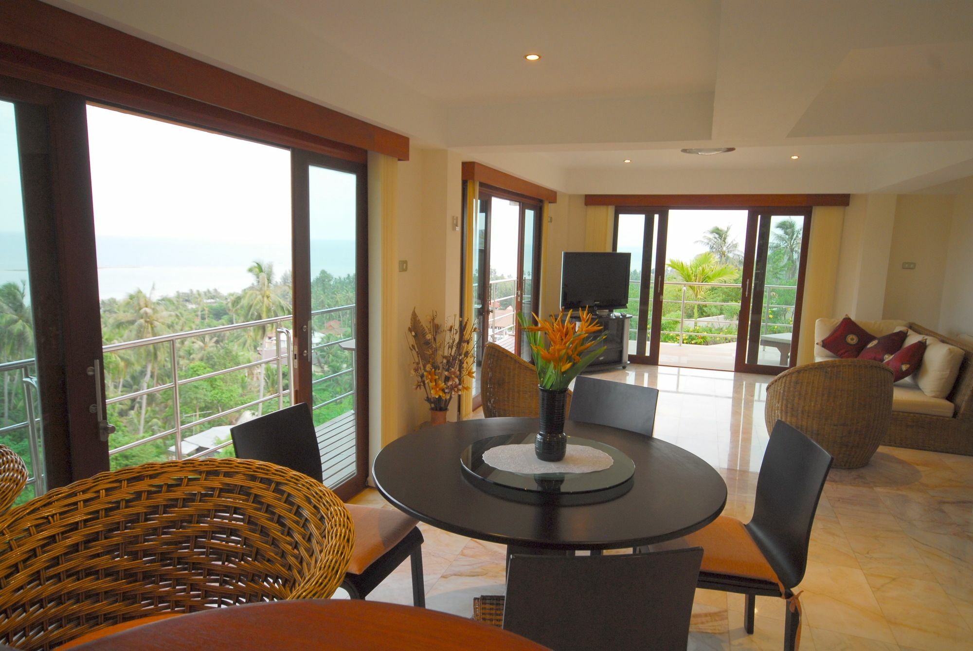 Tropical 3 *