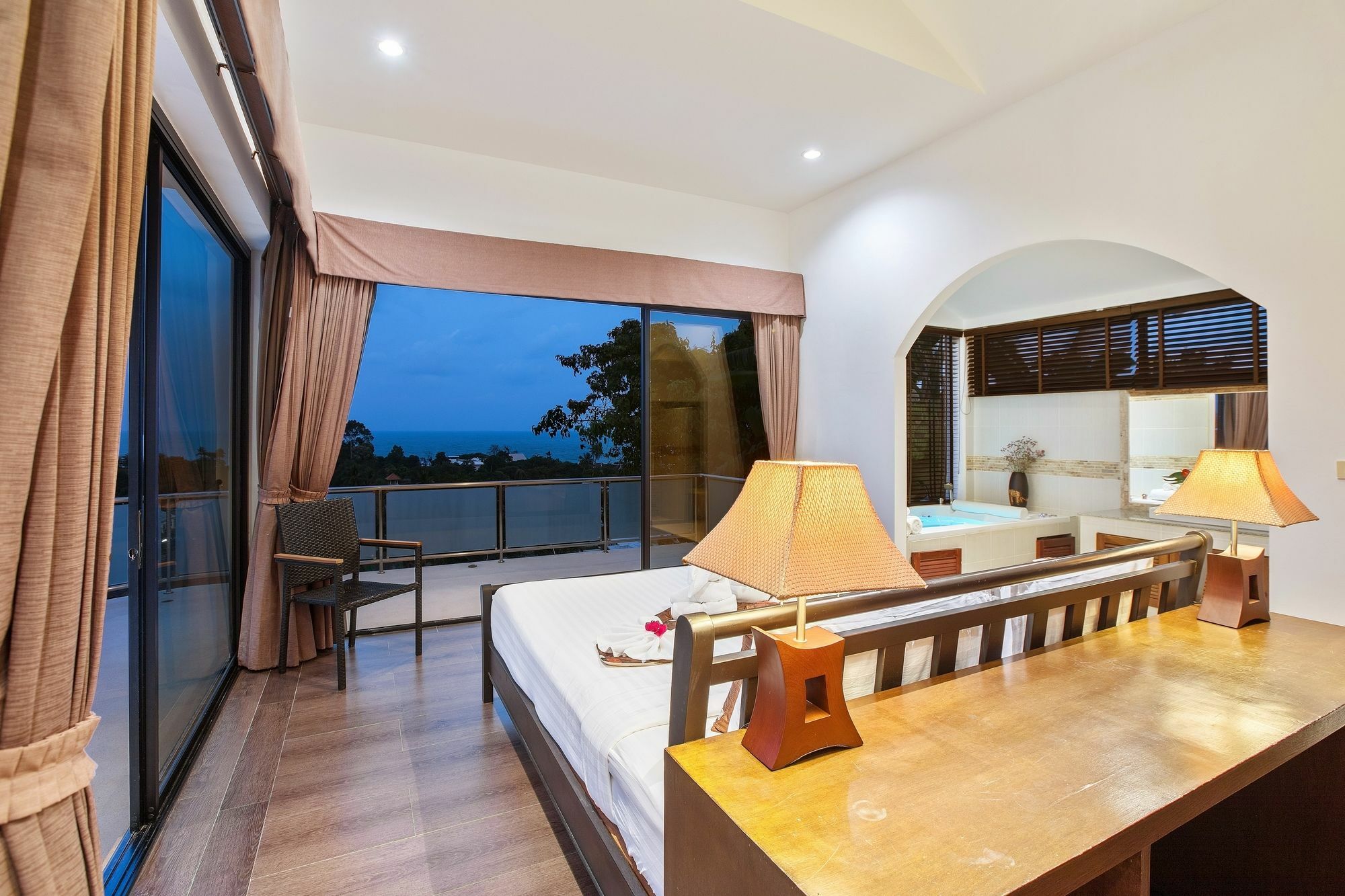 Sunny Banks - Modern Sea View 4 Bed Pool