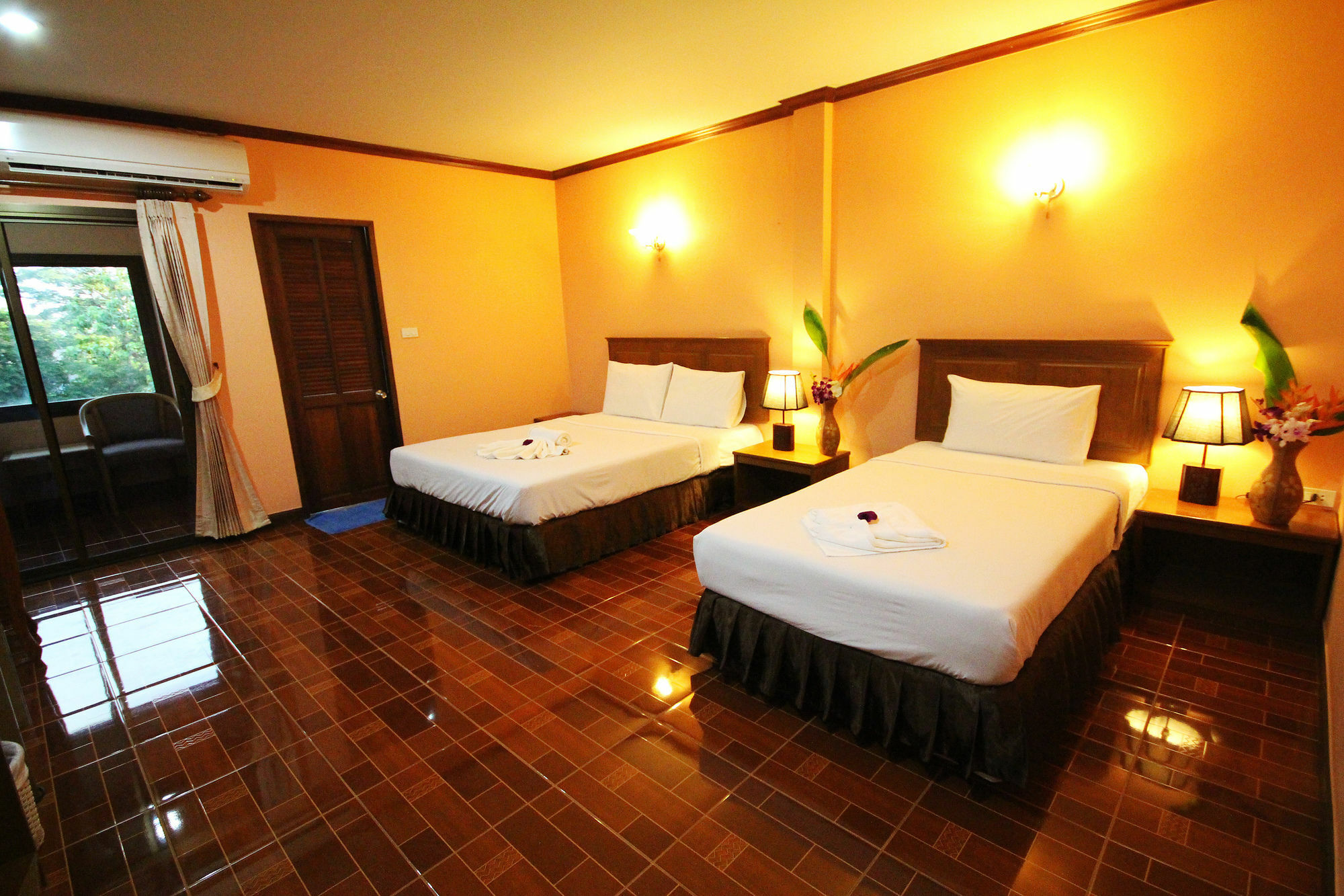 Lanta Sabai & Hotel