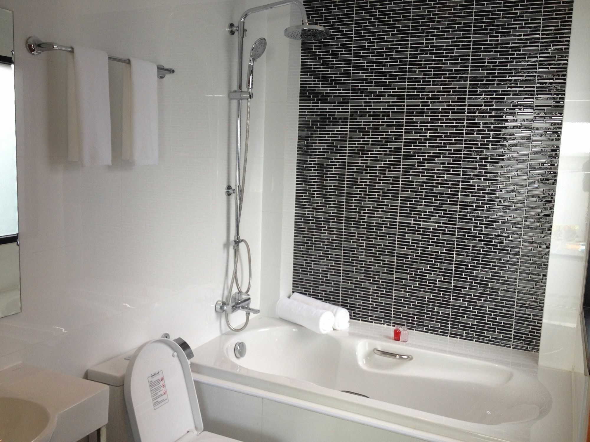 Limelight Village Holiday park 3*
