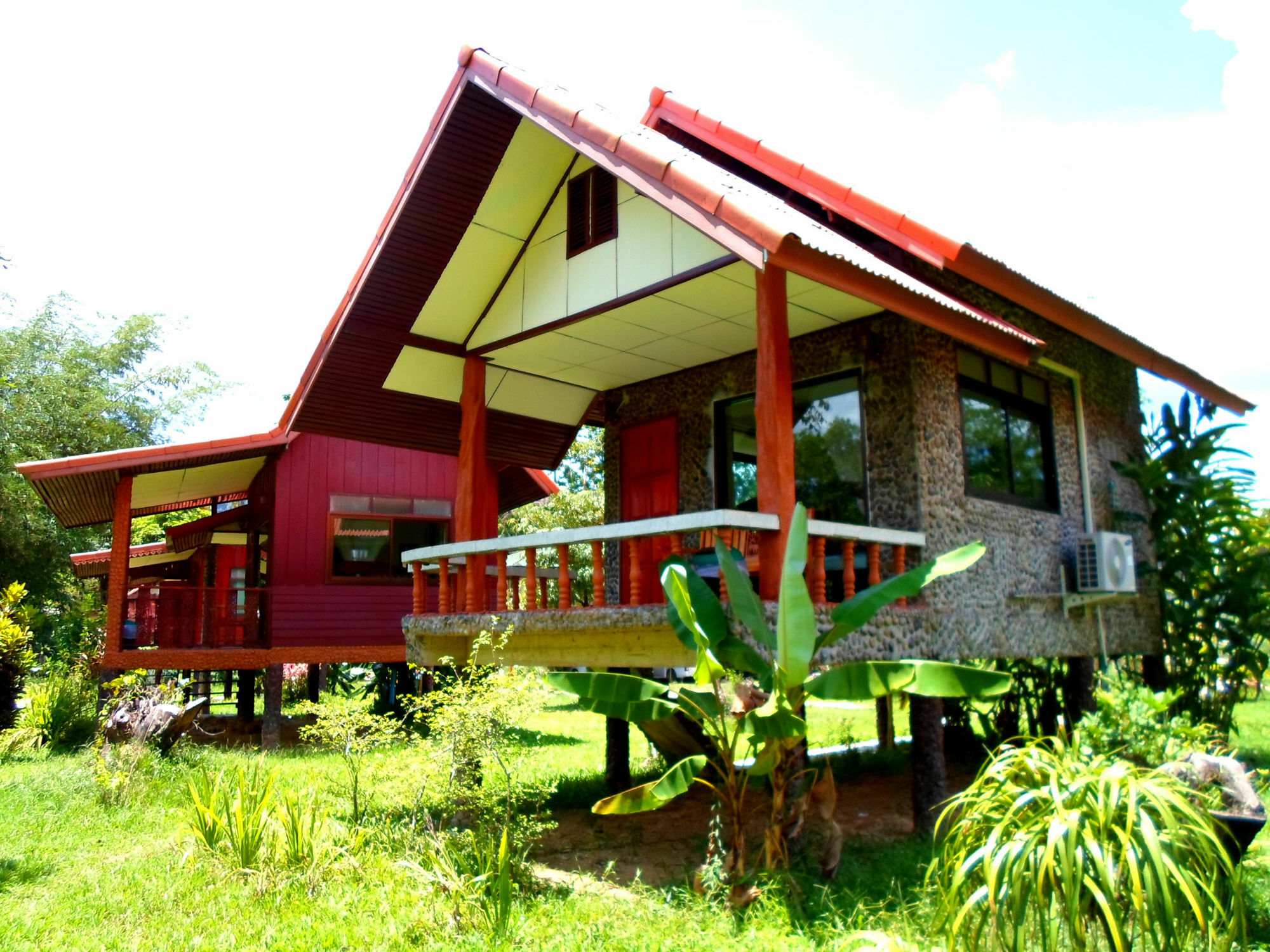 Baan Rimnam Khao Sok