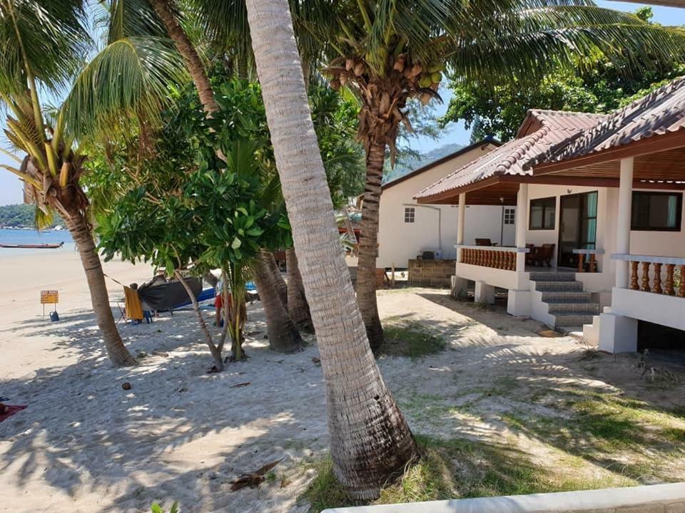 Island Hotel *