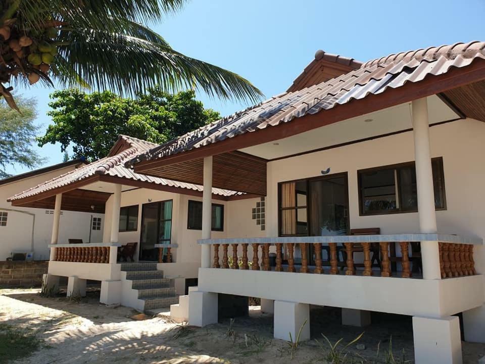 Island Hotel *