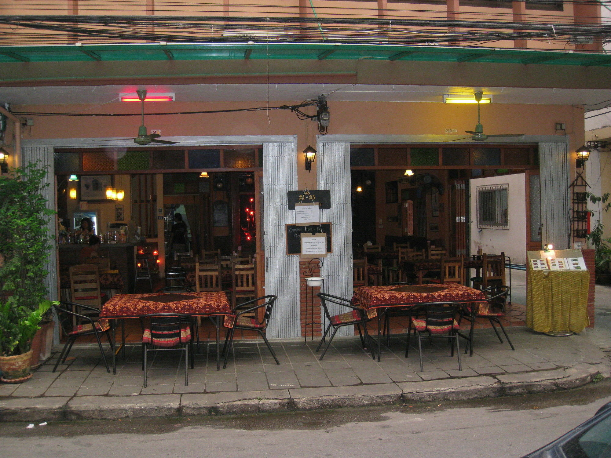 Baan Glang Soi Restaurant & Acomodação com café da manhã  Banguecoque