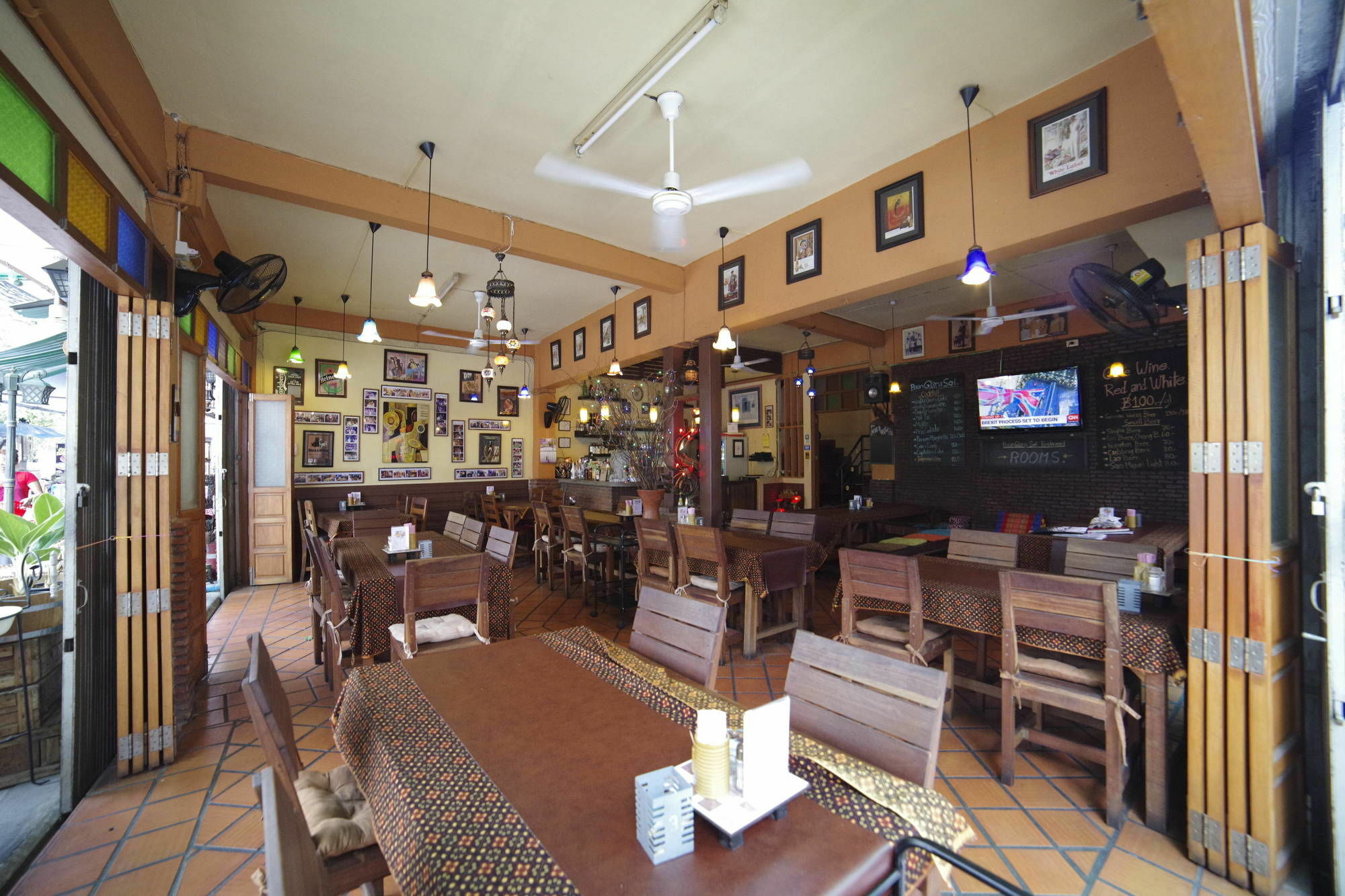 Baan Glang Soi Restaurant & Acomodação com café da manhã  Banguecoque