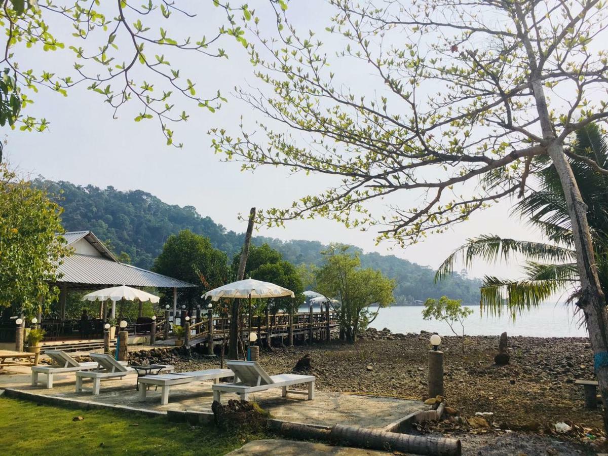 ฺbay Yard Hut