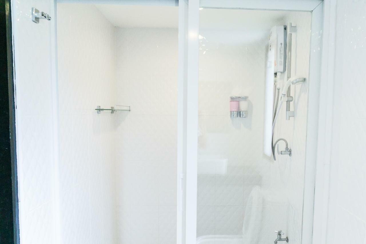 Baan Ploy In (adults Only) Hostel *