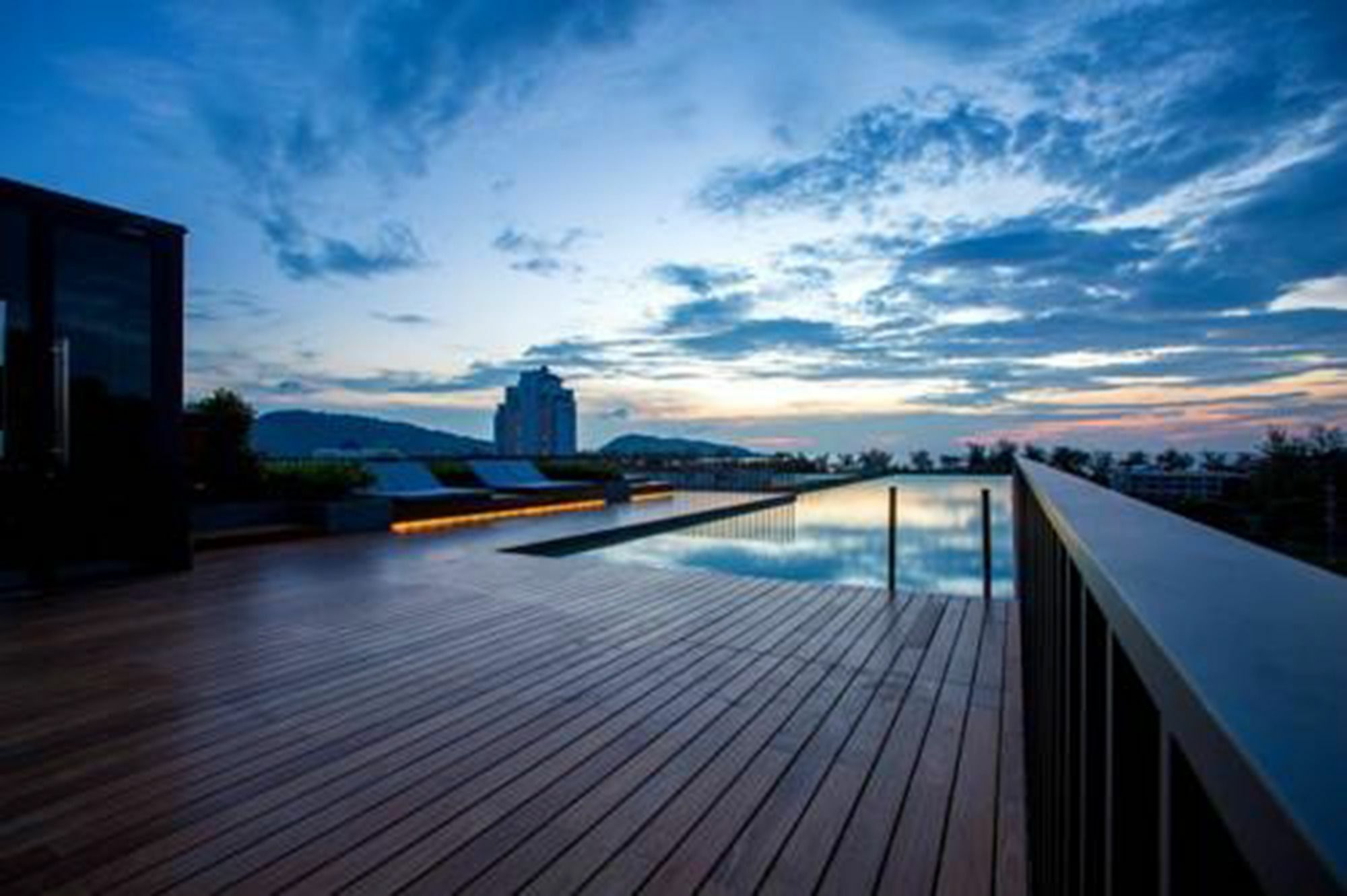 The Deck By Favstay *
