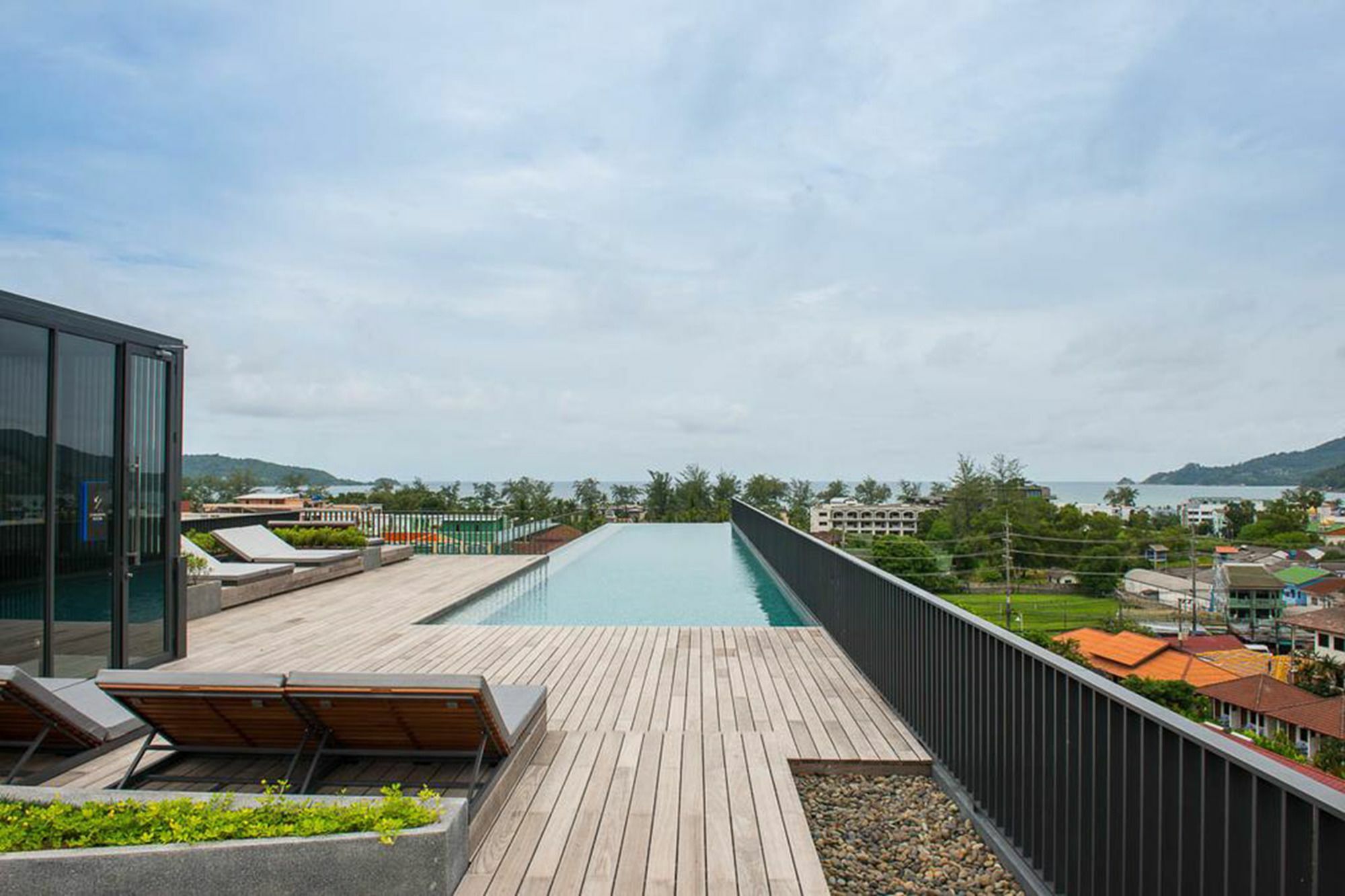 The Deck By Favstay Apartamento Patong