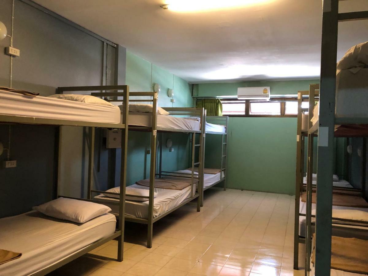 Baan Tai Backpackers *