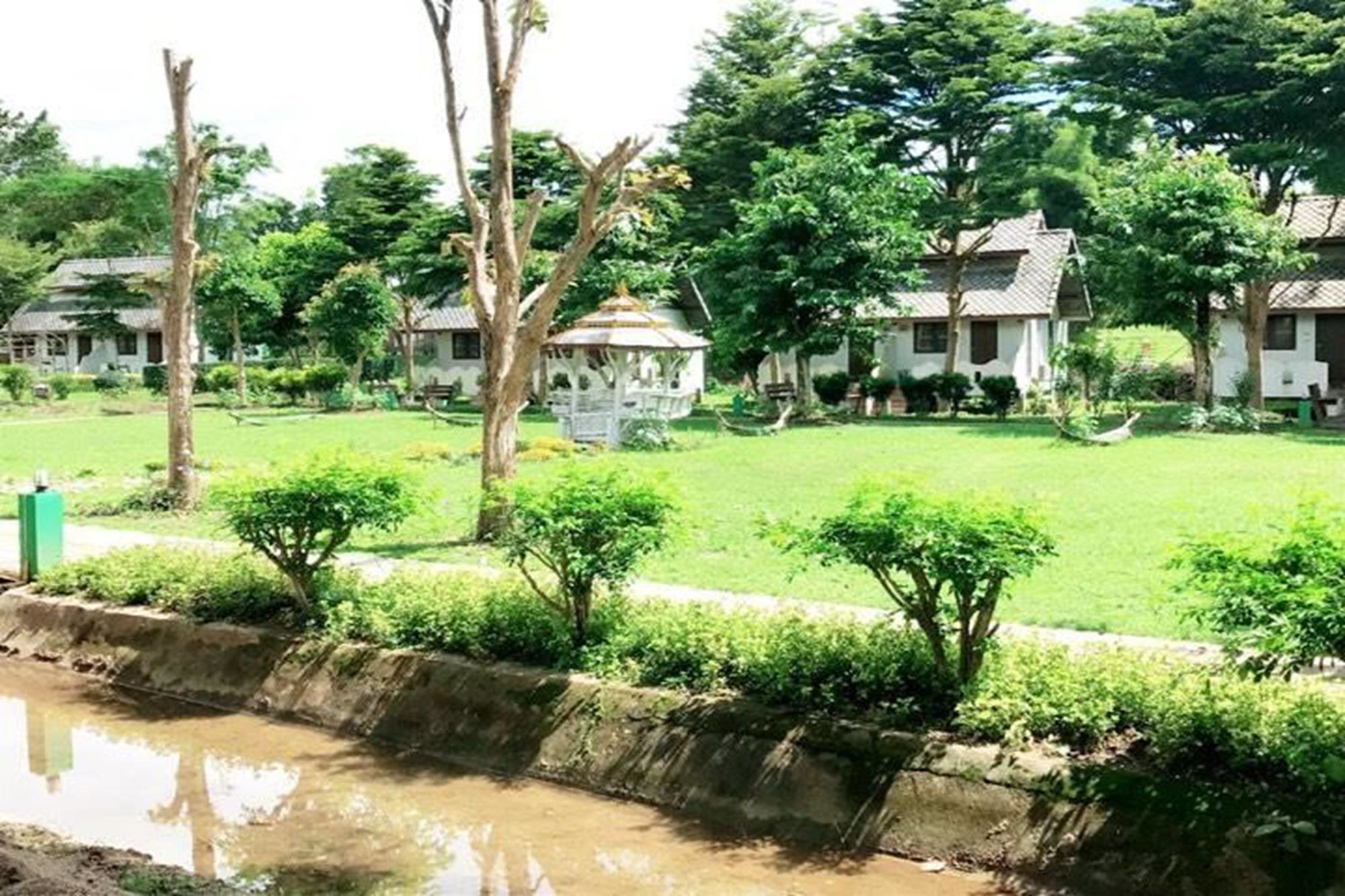 Backpackers Paradise (adults Only) *
