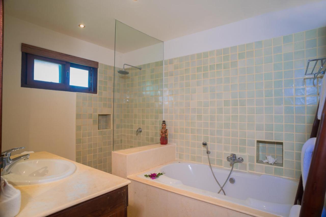 4 Bedroom Baan Banburee, Seconds From Villa *