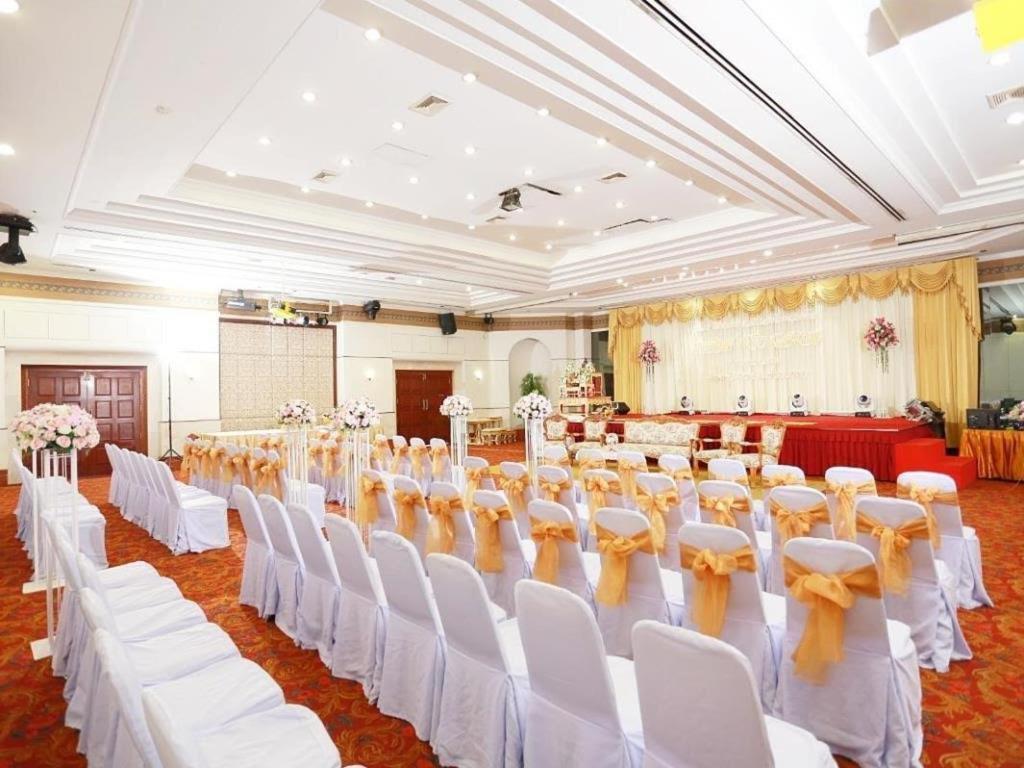 Lee Gardens Hotel 3*