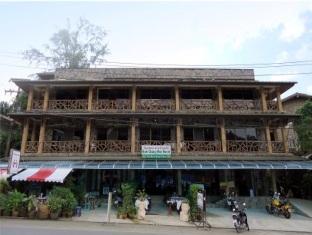 Hut Hostel