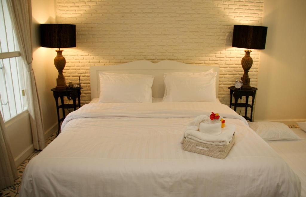 The Hen 3* HHQ