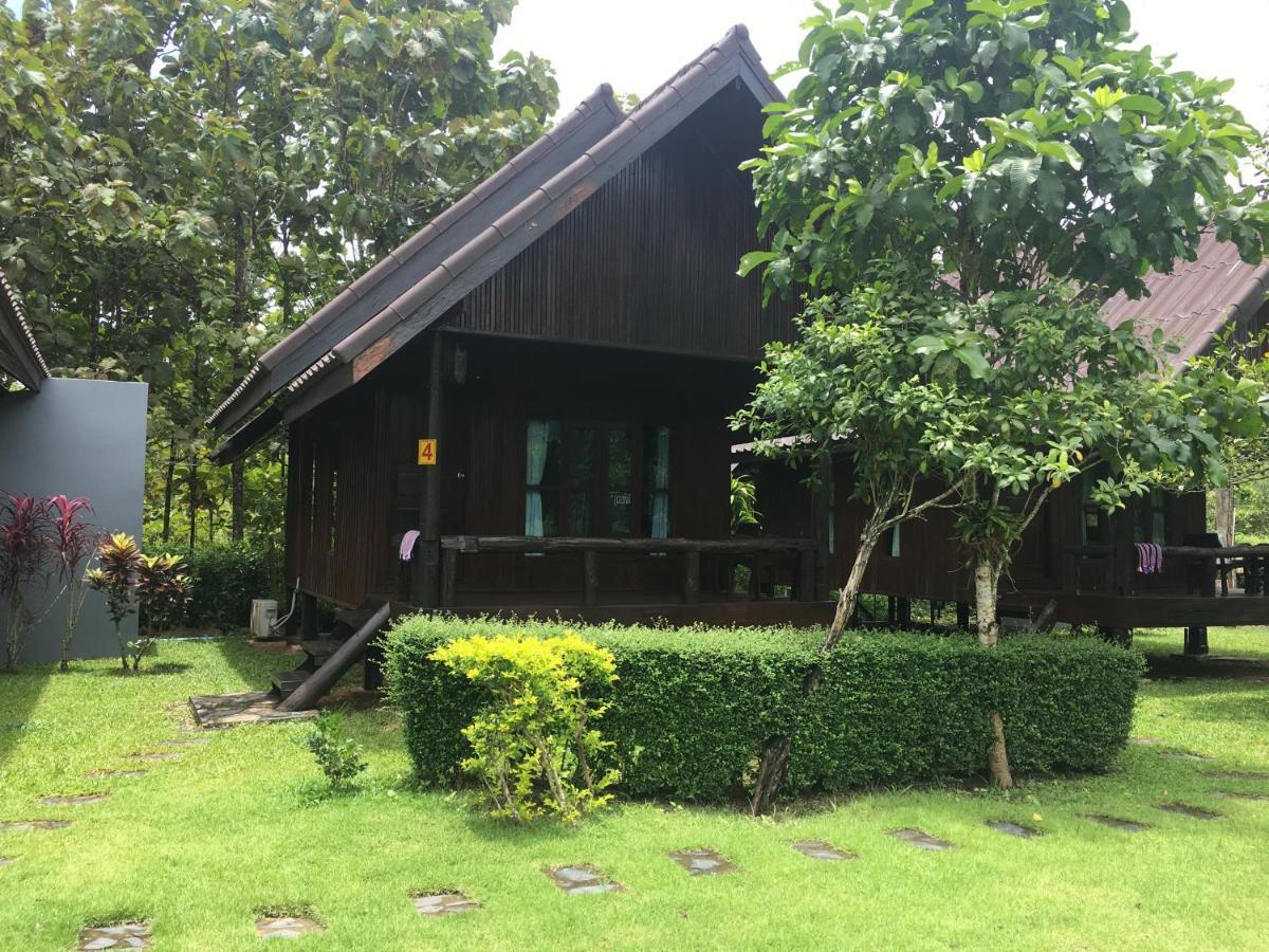 Baan Maikhiangphu Wang Nam Khiao Resort *