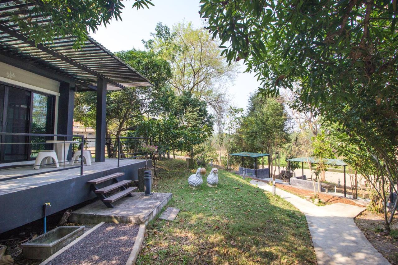 Bed & Breakfast Baan Naratawan Suan Phueng