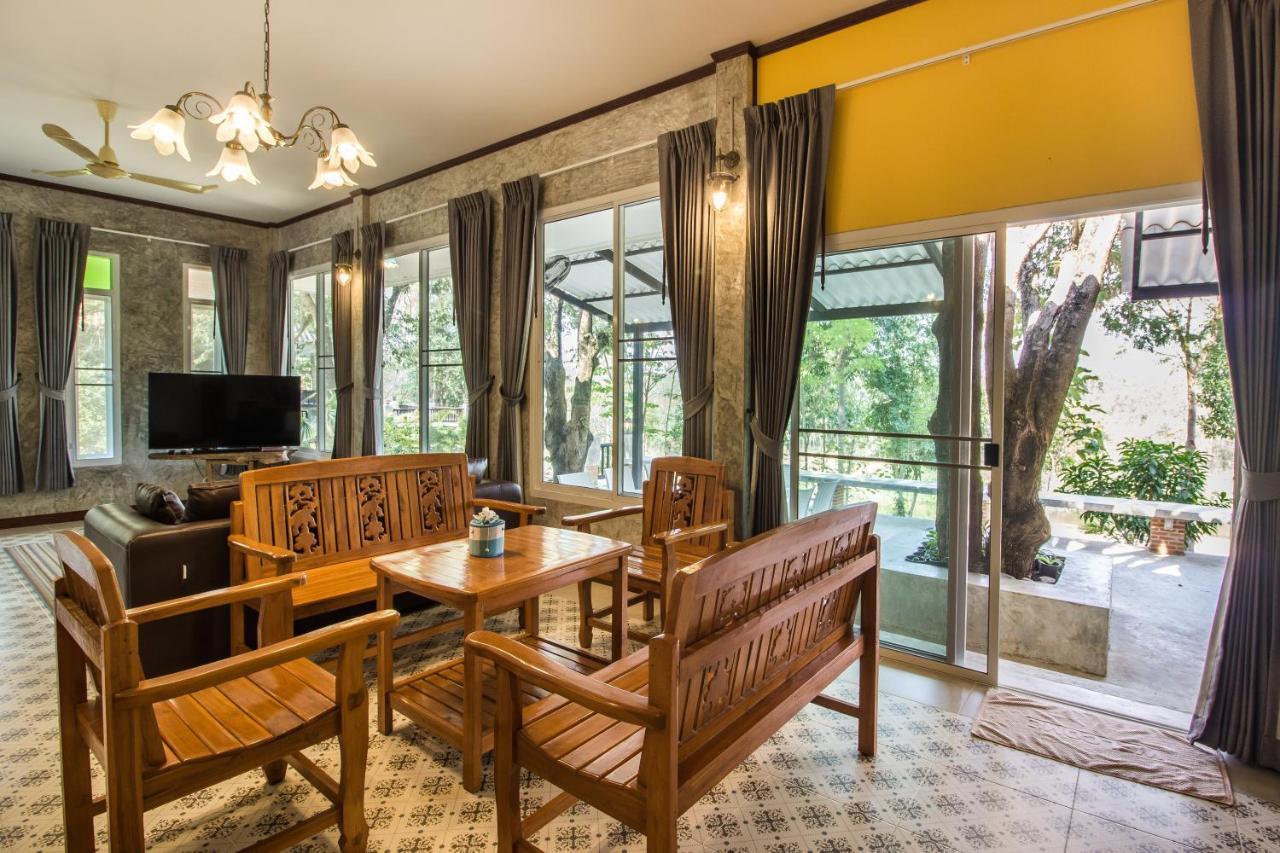 Bed & Breakfast Baan Naratawan Suan Phueng