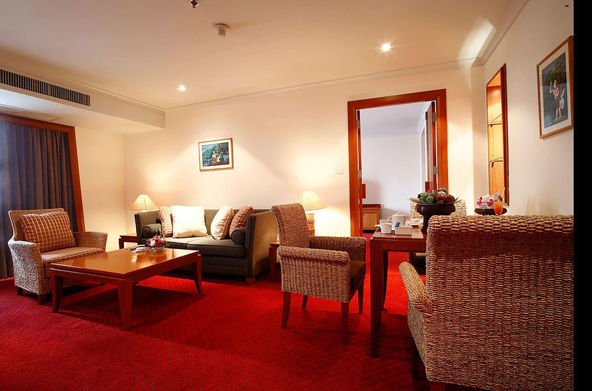 Hotel Amora Thapae 4*