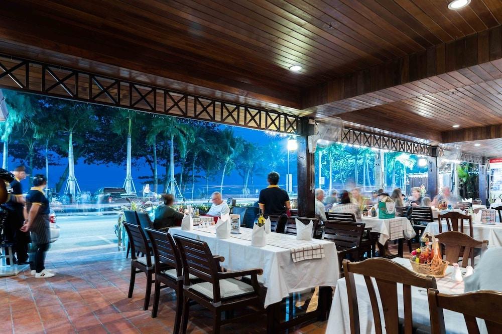 Jomtien Boathouse Hotel 3*