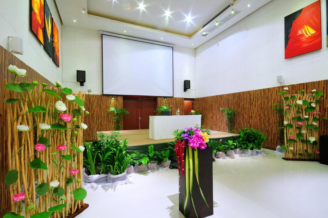 Resort Dhevan Dara & - Pool