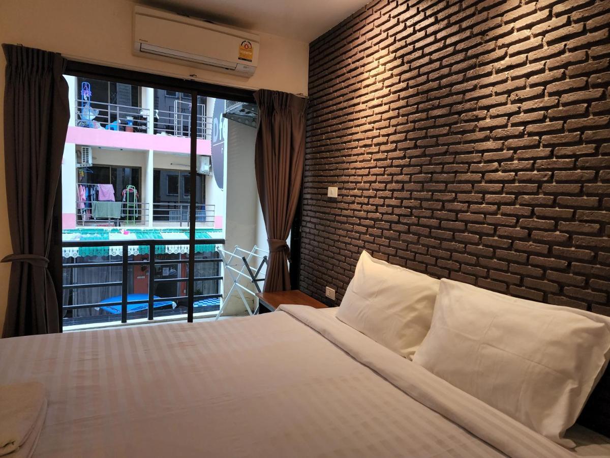 Hostel Dfeel House