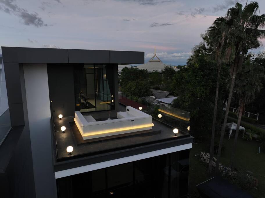 Villa Futuristic Pool With Stunning Mountain View
