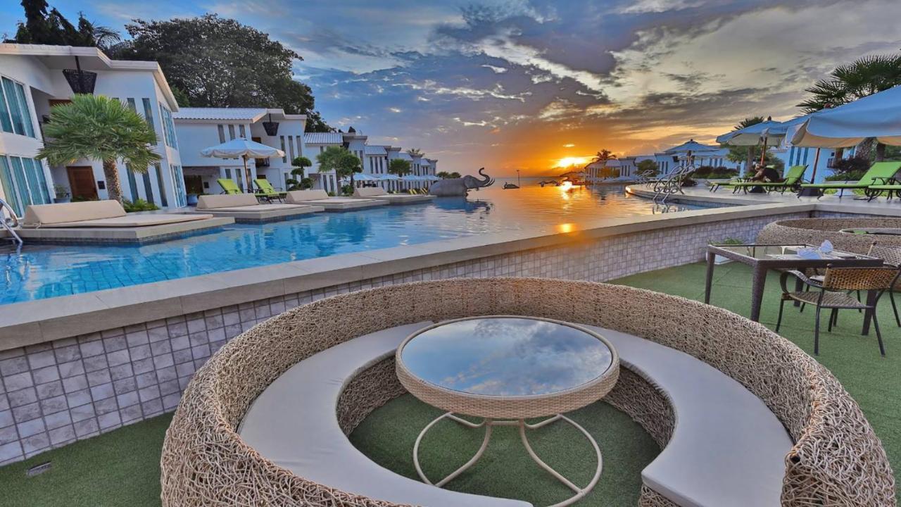 Hotel Vannee Golden Sands Beachfront