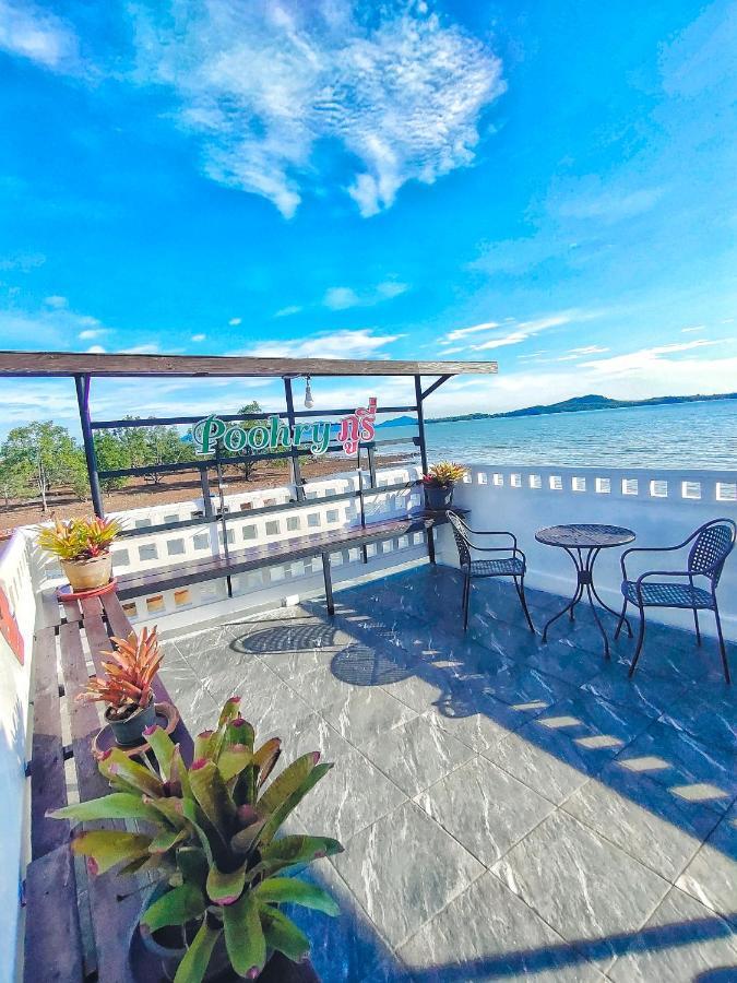 Poohry Seaview *