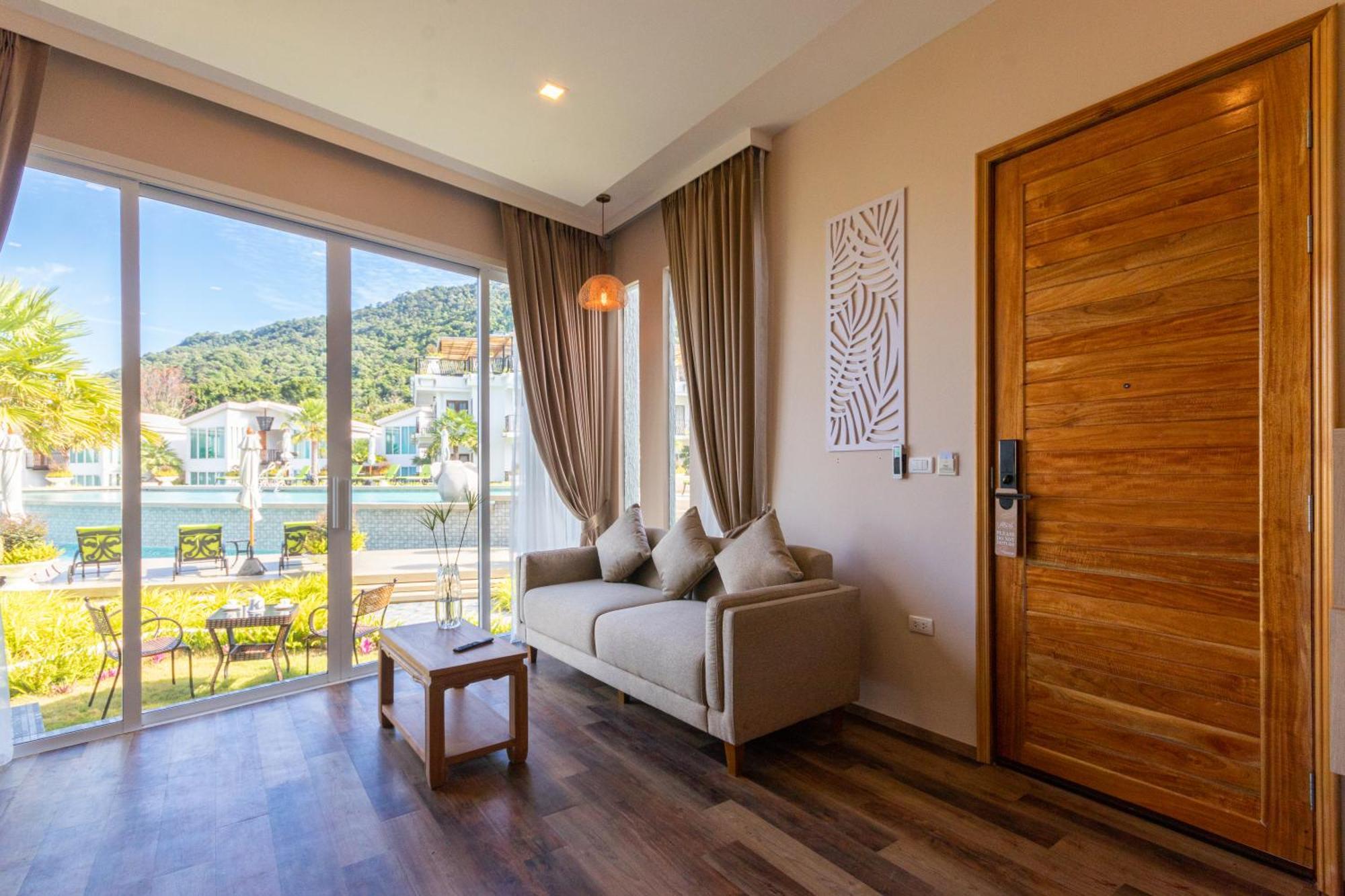 Hotel Vannee Golden Sands Beachfront