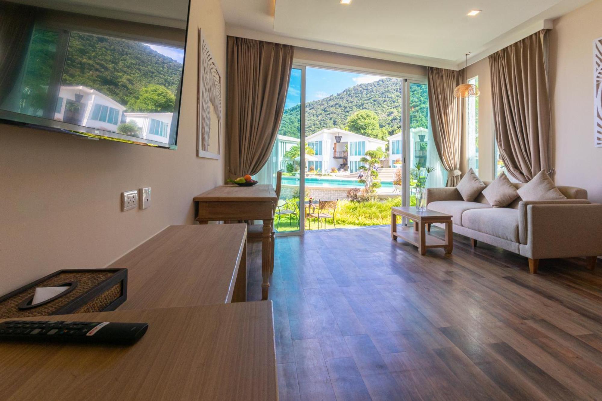 Hotel Vannee Golden Sands Beachfront