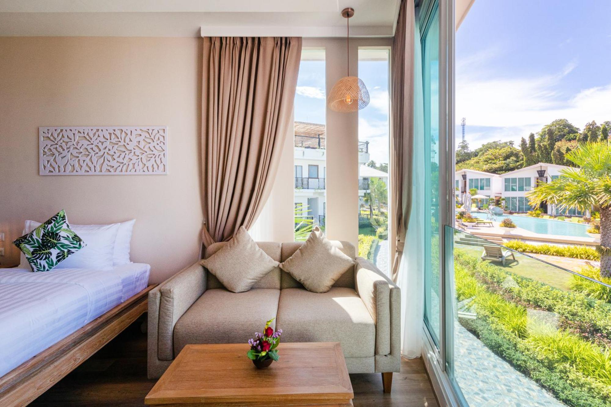 Hotel Vannee Golden Sands Beachfront