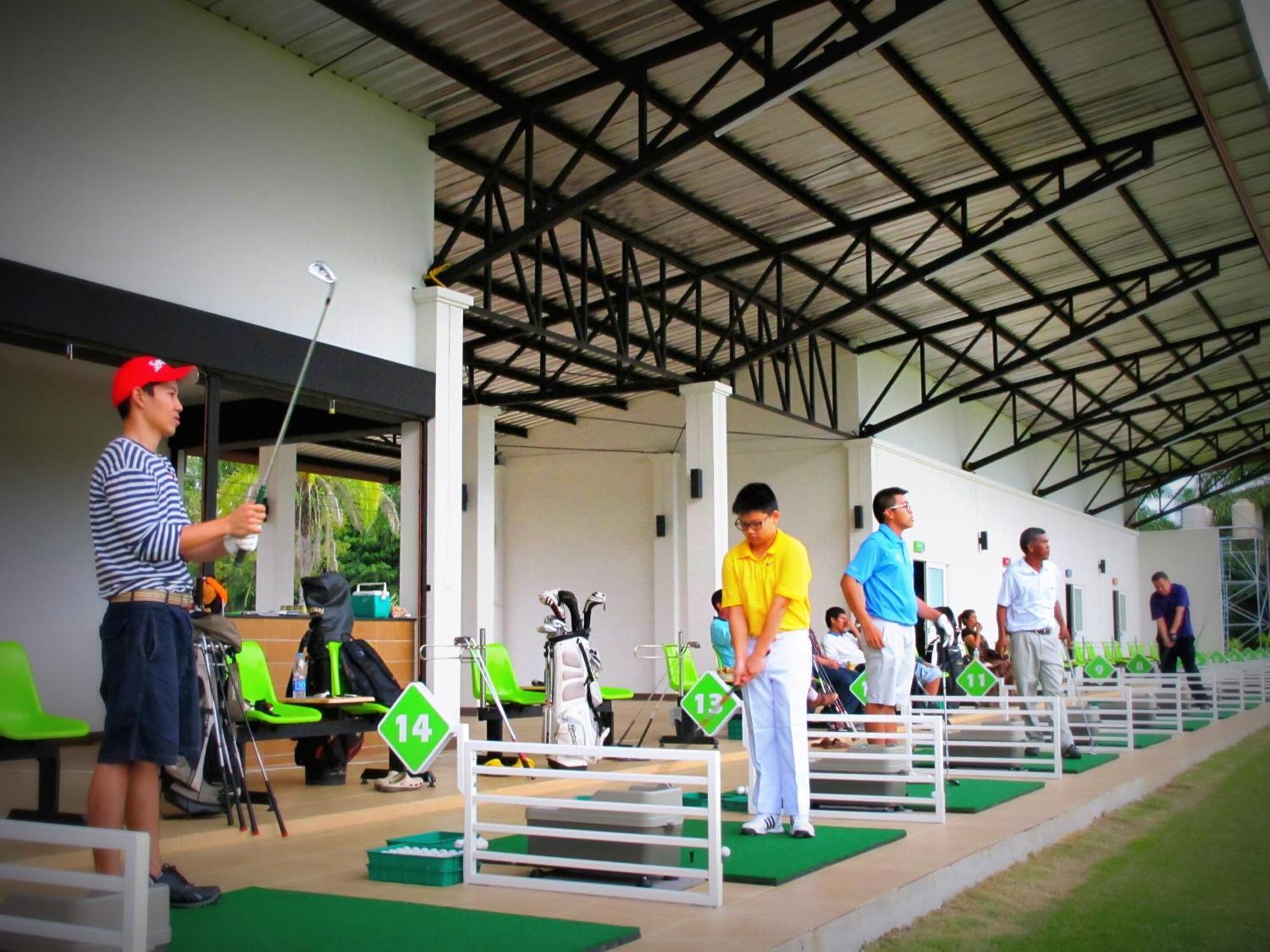 Resort Palm Driving Range & 2*
