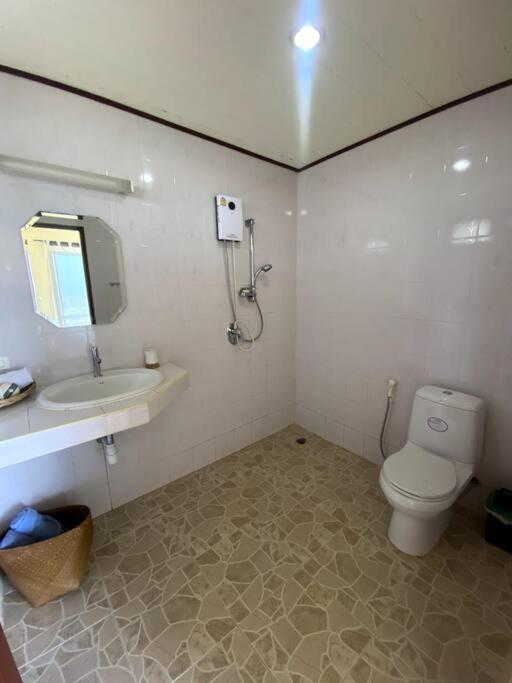 Spacious With Sunset Sea View