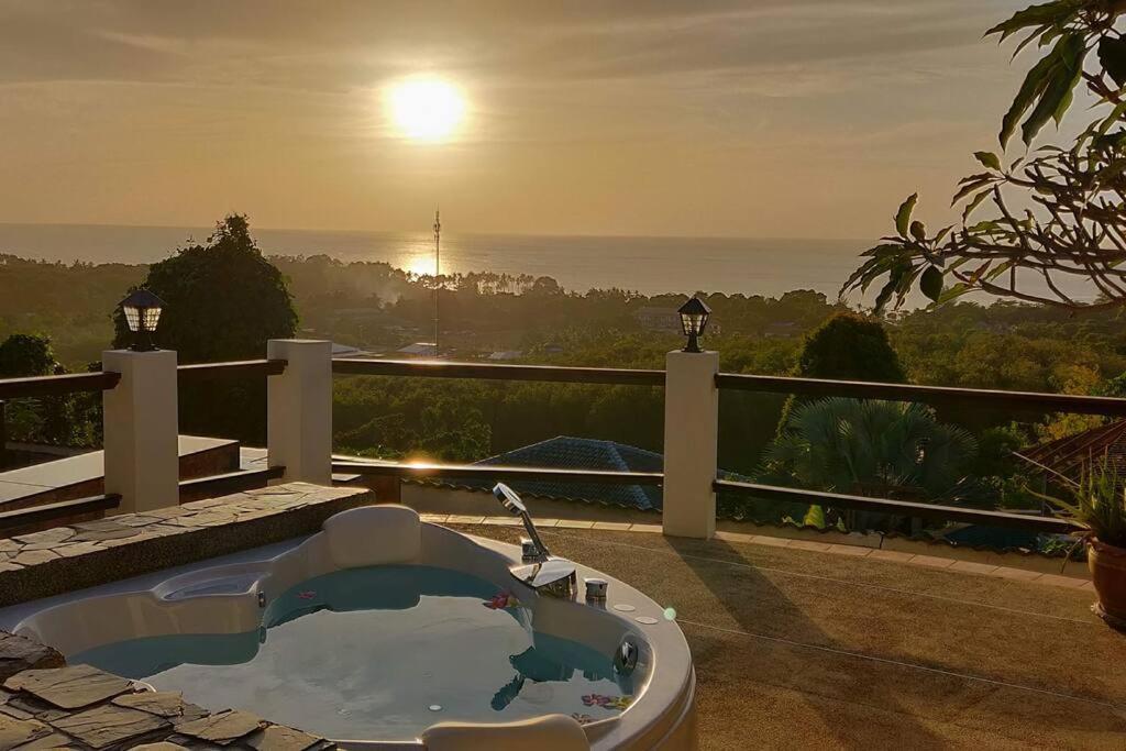 Spacious With Sunset Sea View