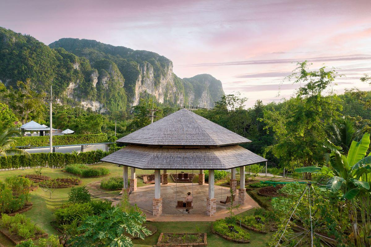 Anana Ecological Hotel 5*