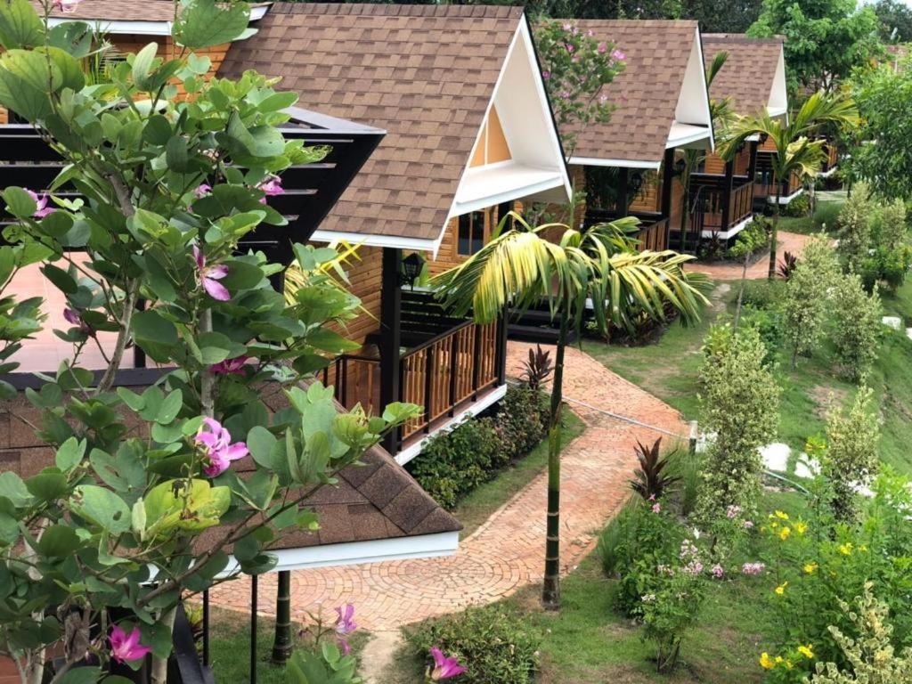 Chang Puak Damnoen Saduak