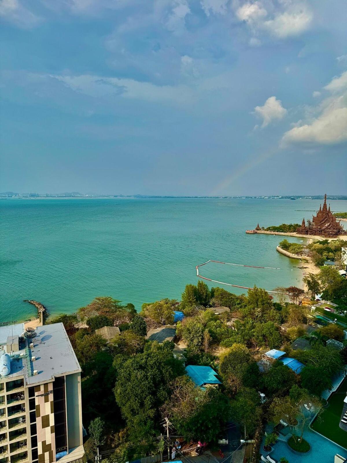 The Palm Wongamat ,world Class Luxury Seaview Condo, Private The Sanctuary Of Truth Apartment *