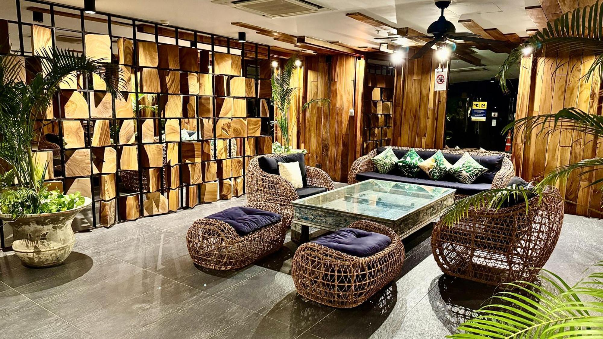 The Palm Wongamat ,world Class Luxury Seaview Condo, Private The Sanctuary Of Truth Apartment